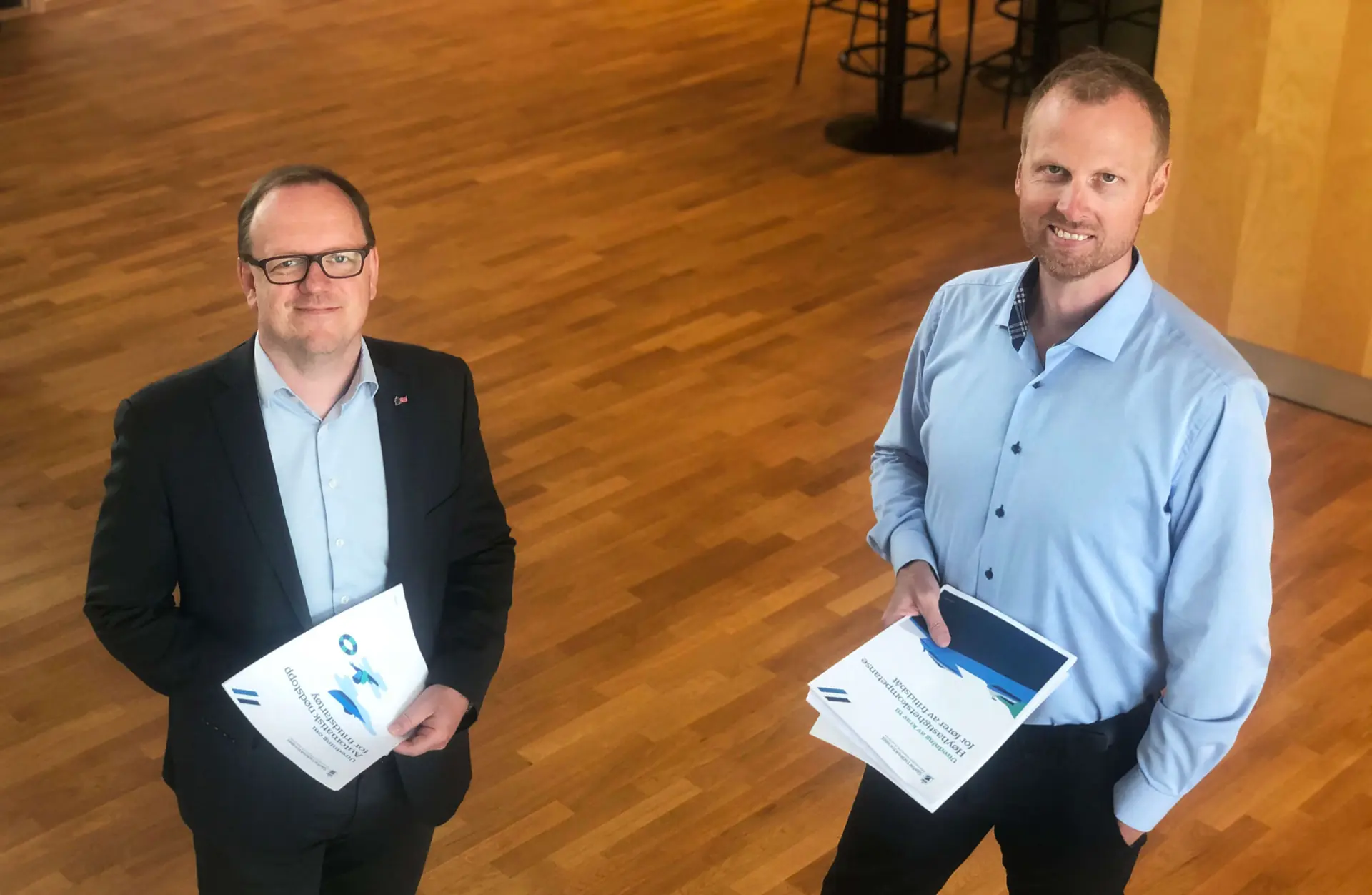 ANBEFALER BEGGE UTREDNINGENE: Alf Tore Sørheim, fungerende sjøfartsdirektør, og Petter A. Søreng, leder for seksjon fritidsfartøy, har overlevert utredningene til Nærings- og fiskerdepartementet. Foto: Marit Nilsen, Sjøfartsdirektoratet