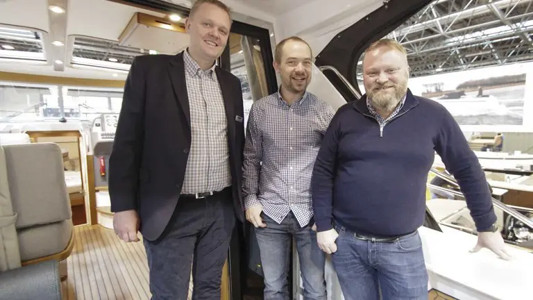 Kristoffer Hjellestad (th) og Hallgeir Kråkenes koser seg med å gå rundt på messen. Her på Saga Boats sin stand med Sølve Refsnes