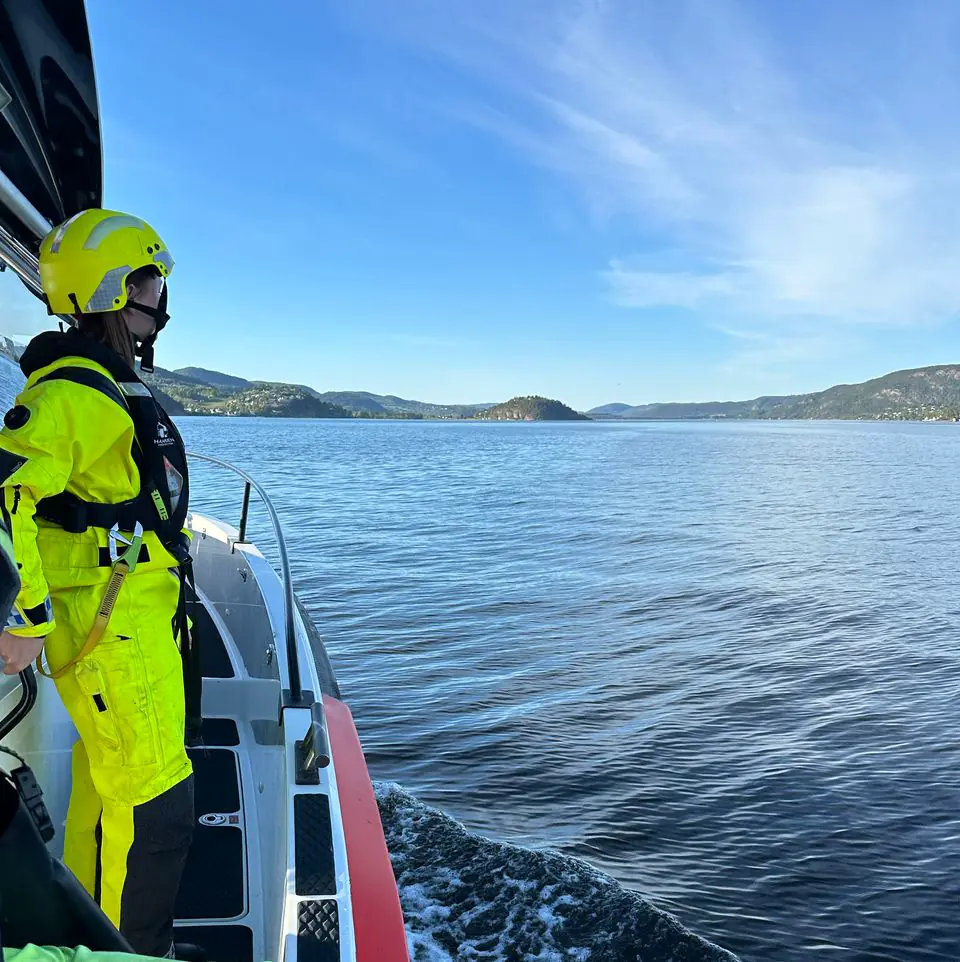 To redningsskøyter og en rekke andre søk- og redningsressurser deltok i et søk i Drammensfjorden etter at en motorbåt ble funnet tom i midten av mai. En eldre mann druknet etter å ha falt over bord. (foto RS)