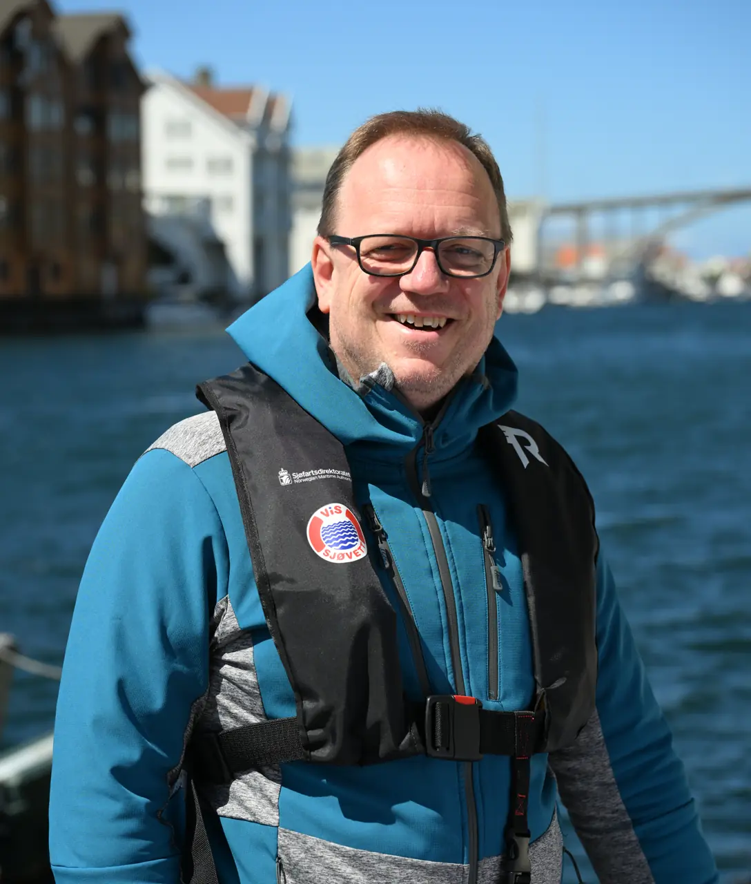 Mann med redningsvest