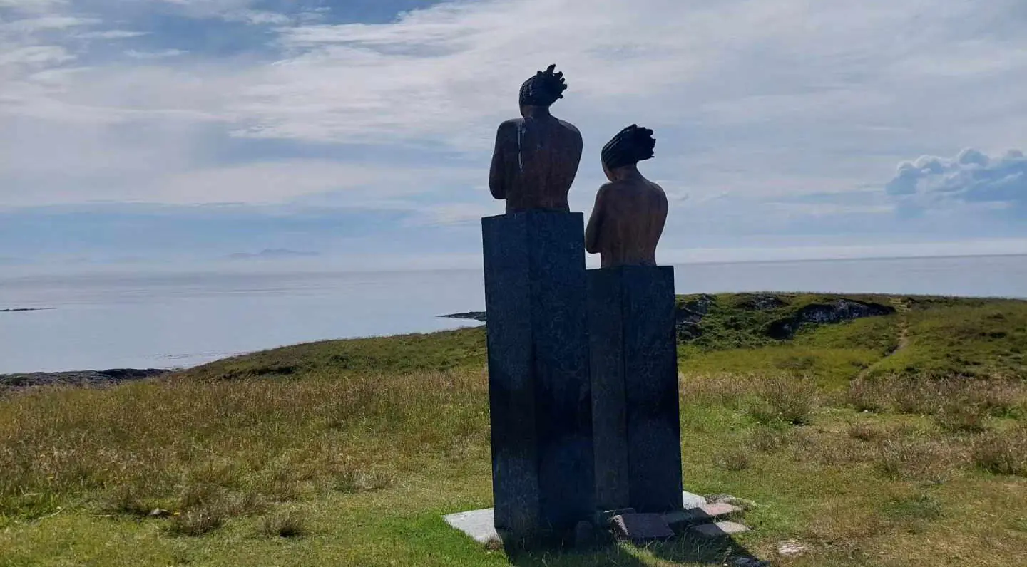 Skulpturen av Hansine og Berte, som var de første kvinnene som fikk Redningsmedaljen for edel dåd, andre klasse. Alle bildene i artikkelen er av Anita og Jarle Botnevik