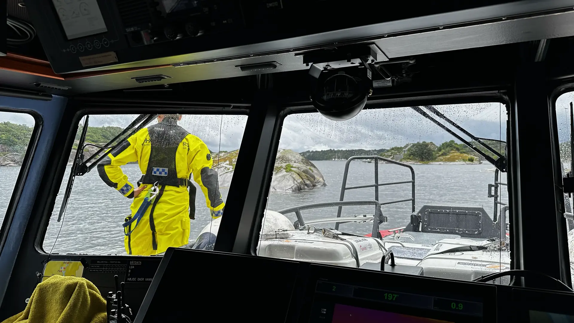 Redningsskøyta «Eivind Eckbo» og en rekke andre ressurser deltok i søket etter at en kvinne i 20-årene ble meldt savnet etter en badetur ved Tjøme. Foto: RS