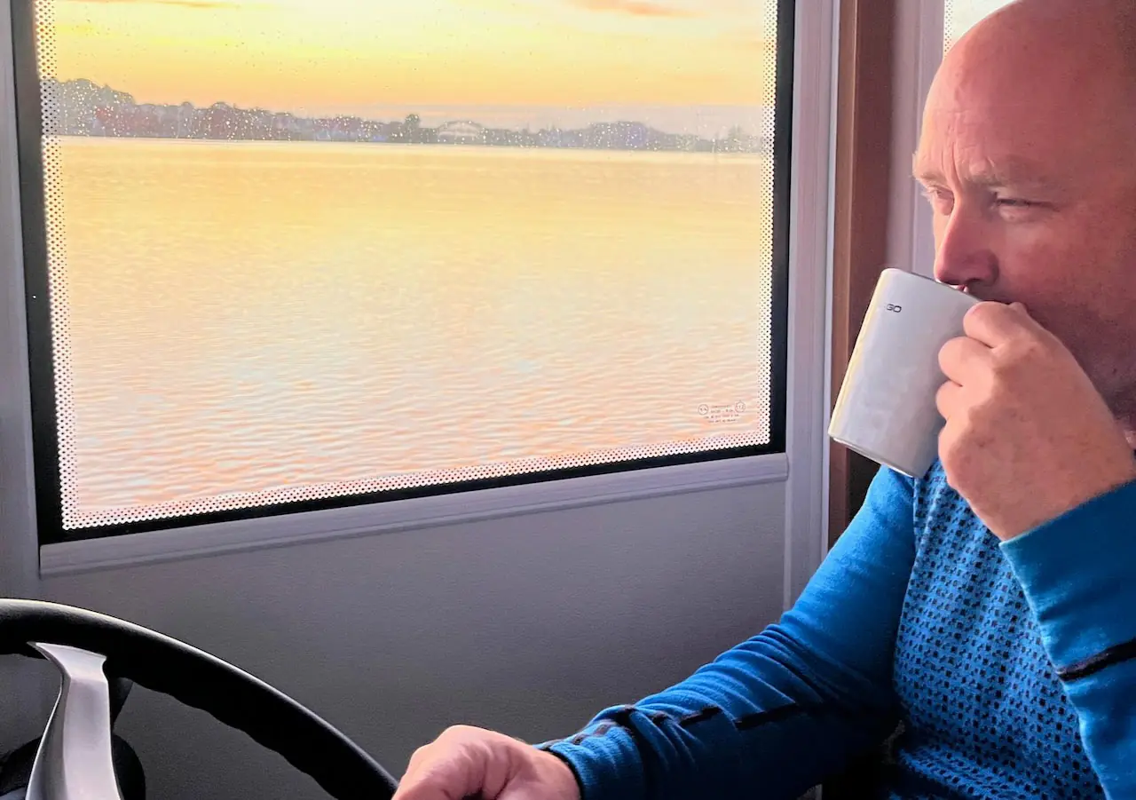 Kaffen nytes i soloppgangen - Tor-Arnes og Jorunns hjemreise Foto Privat