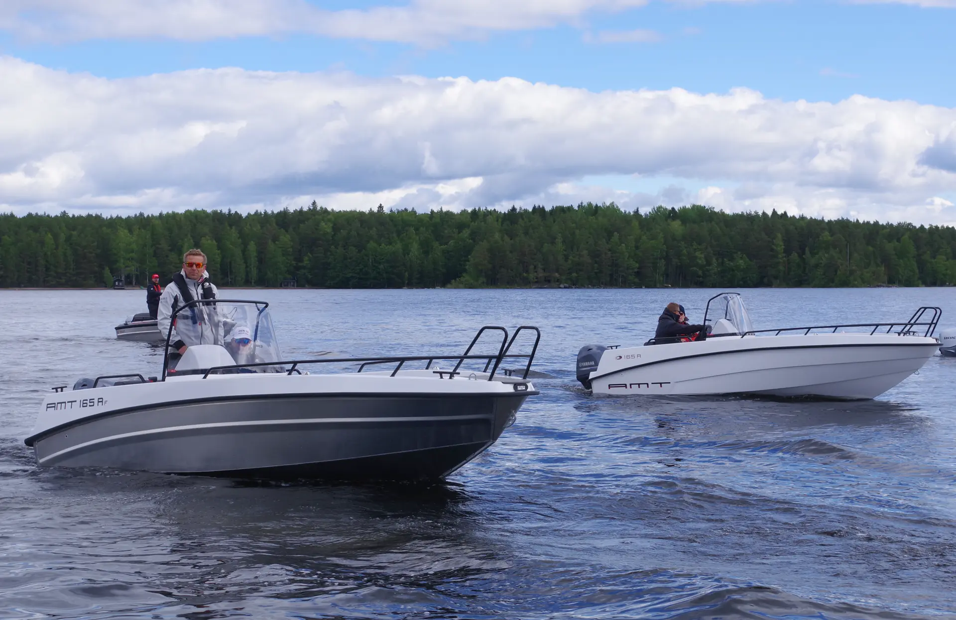 AMT båter på innsjø