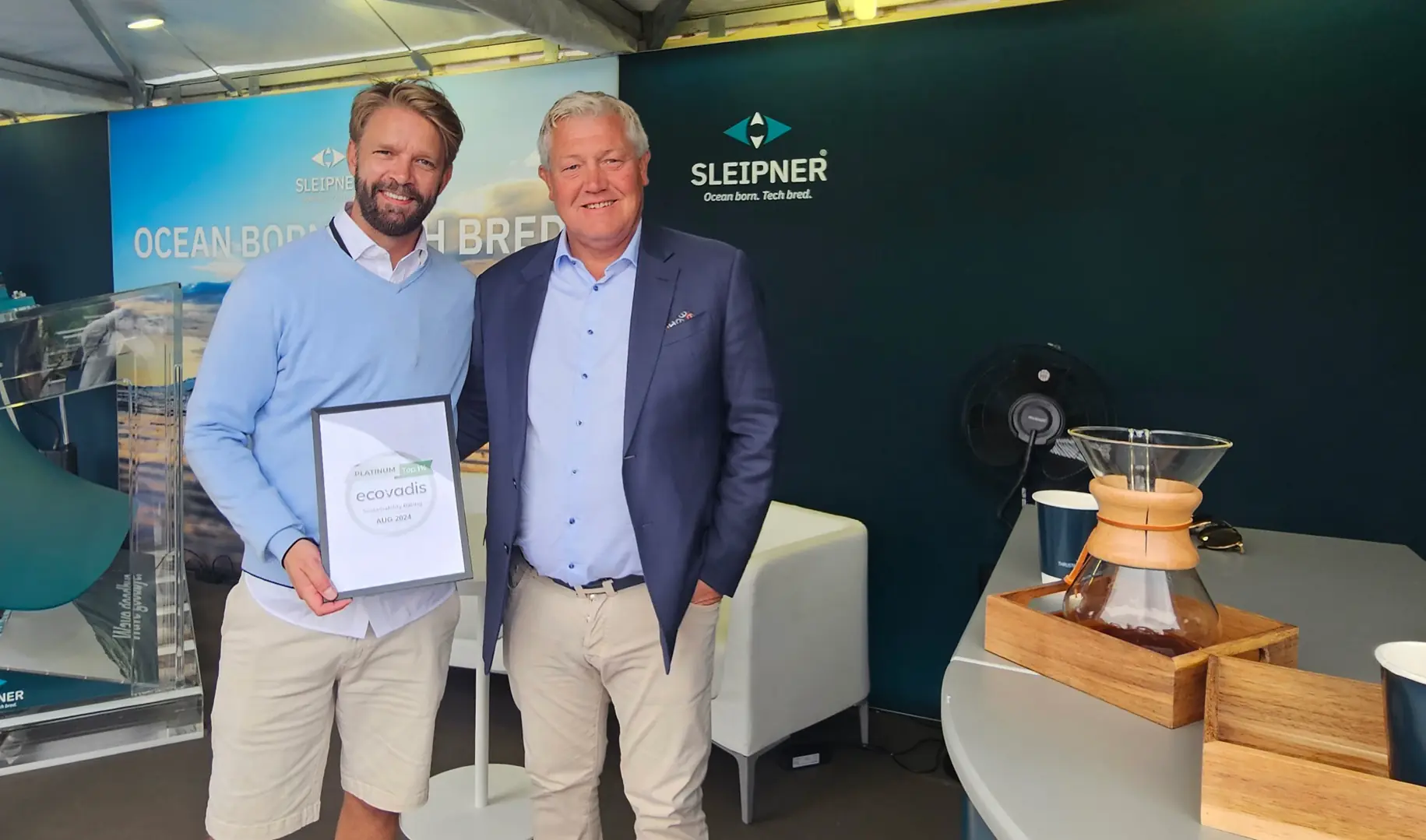 Marius Torjusen og Ronny Skauen (th) i Cannes, med den prestigetunge prisen