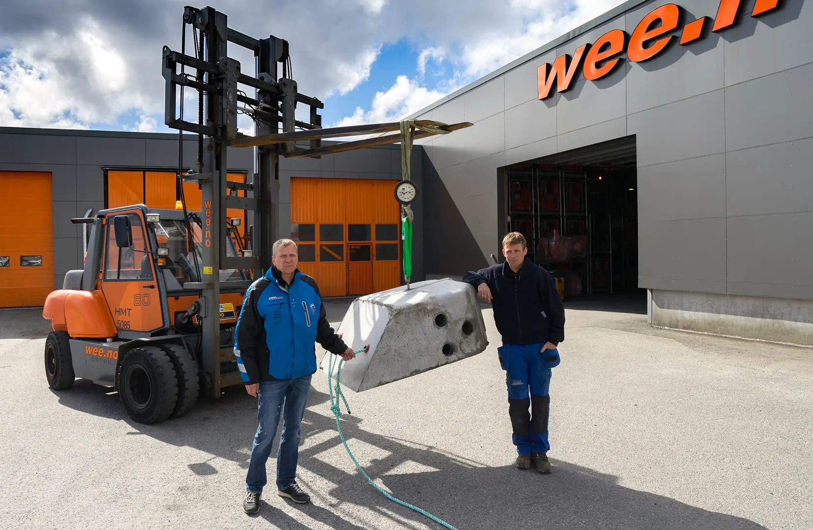 Det første ankeret er ferdig produsert og er en del av totalt seks miljøanker som skal leveres til Sjøhuset Haugesund for testing i sommer. Initiativtaker og daglig leder i Wee Marine, Åge Wee, står her sammen med Vidar Ydstebø i Ymas AS, som har laget miljøankeret. Foto: WeeGruppen
