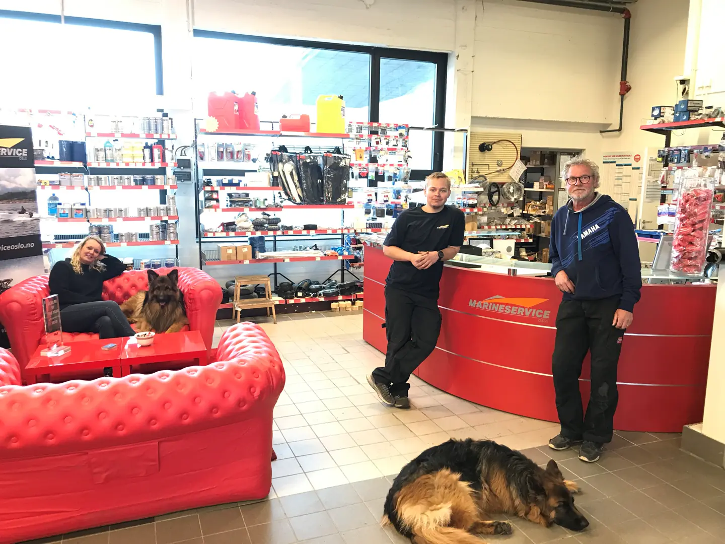 Satser sentralt i oslo: Fra høyre: Frank Nyborg, verksmester, Marius Gjølstad, båtbygger og motormekaninker og Anett Færevik, daglig leder i sofaen.