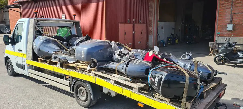 STORE VERDIER: Det er store verdier som ligger fortøyd til norske brygger. Her er motorer hentet tilbake fra Romania i forbindelse med en større etterforskning i 2022. Foto: Larmtjänst