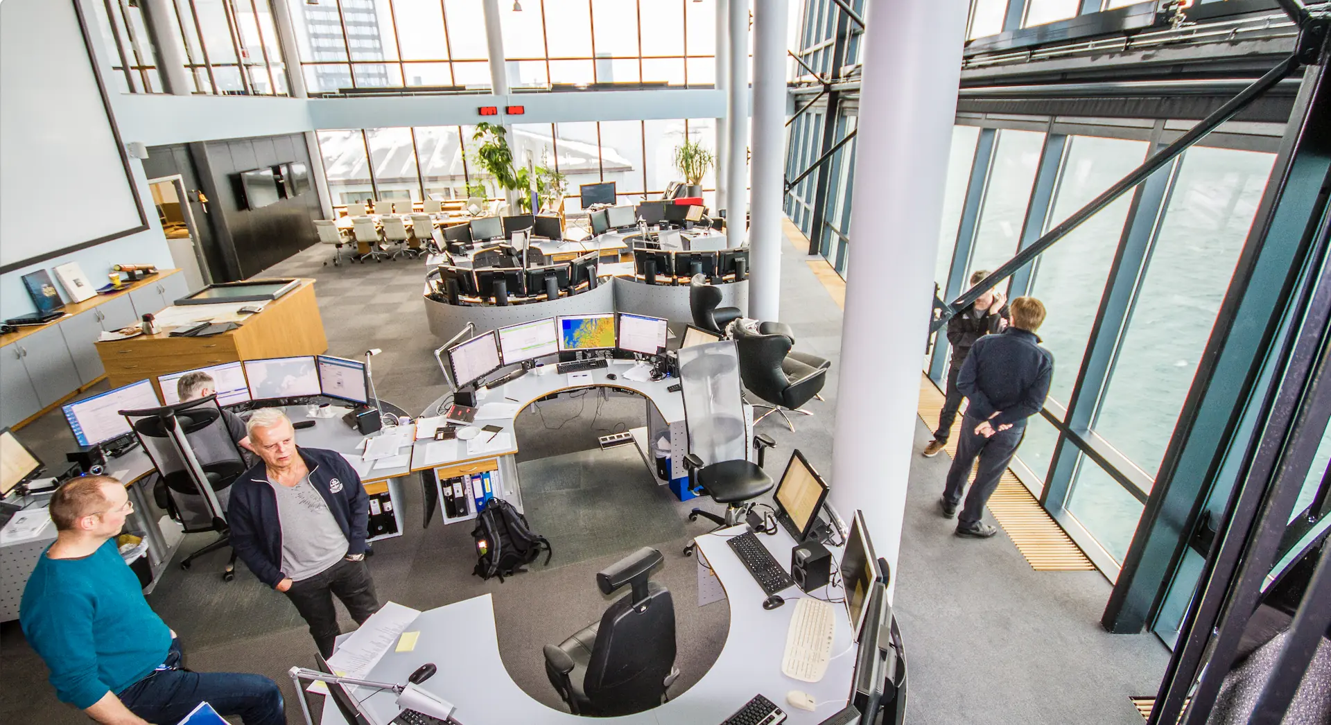 Når staten overtar, vil Hovedredningssentralen få ansvaret for kystradiooperatørene. Radiooperatørene har vært samlokalisert med Hovedredningssentralen i Bodø og på Sola i mange år allerede. Her fra vårt besøk på Hovedredningssentralen i Bodø tidligere.