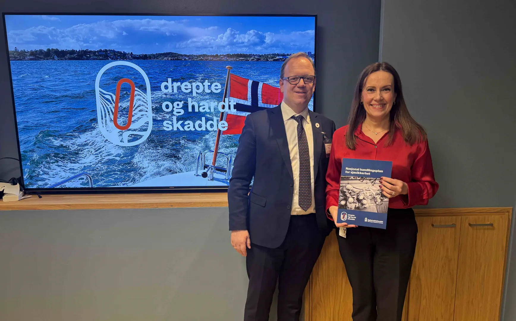 PRESENTERTE HANDLINGSPLAN: Konstituert sjøfartsdirektør Alf Tore Sørheim la frem Nasjonal handlingsplan for sjøsikkerhet for fiskeri- og havminister Marianne Sivertsen Næss. Foto: Marit Nilsen, Sjøfartsdirektoratet