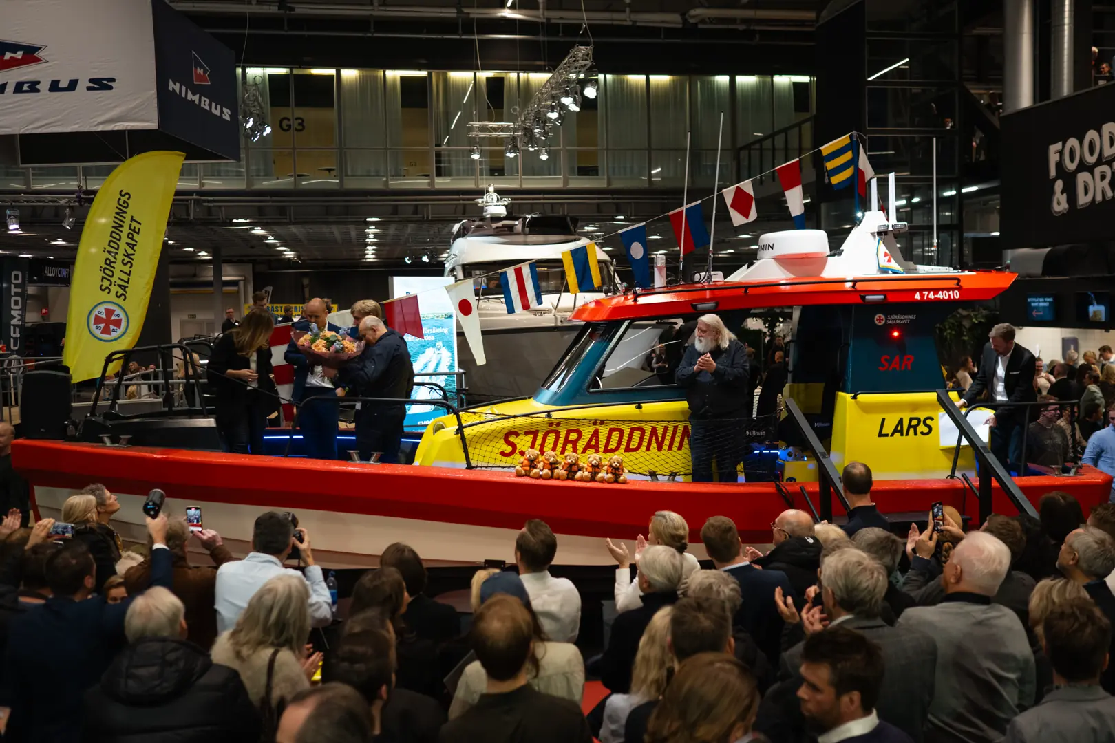 Den første båten i Lars Bjerkander-klassen, Rescue Lars, ble døpt på Båtmessens åpningsdag, Kullmann står ved førerhuset (alle bilder kullmann.no)