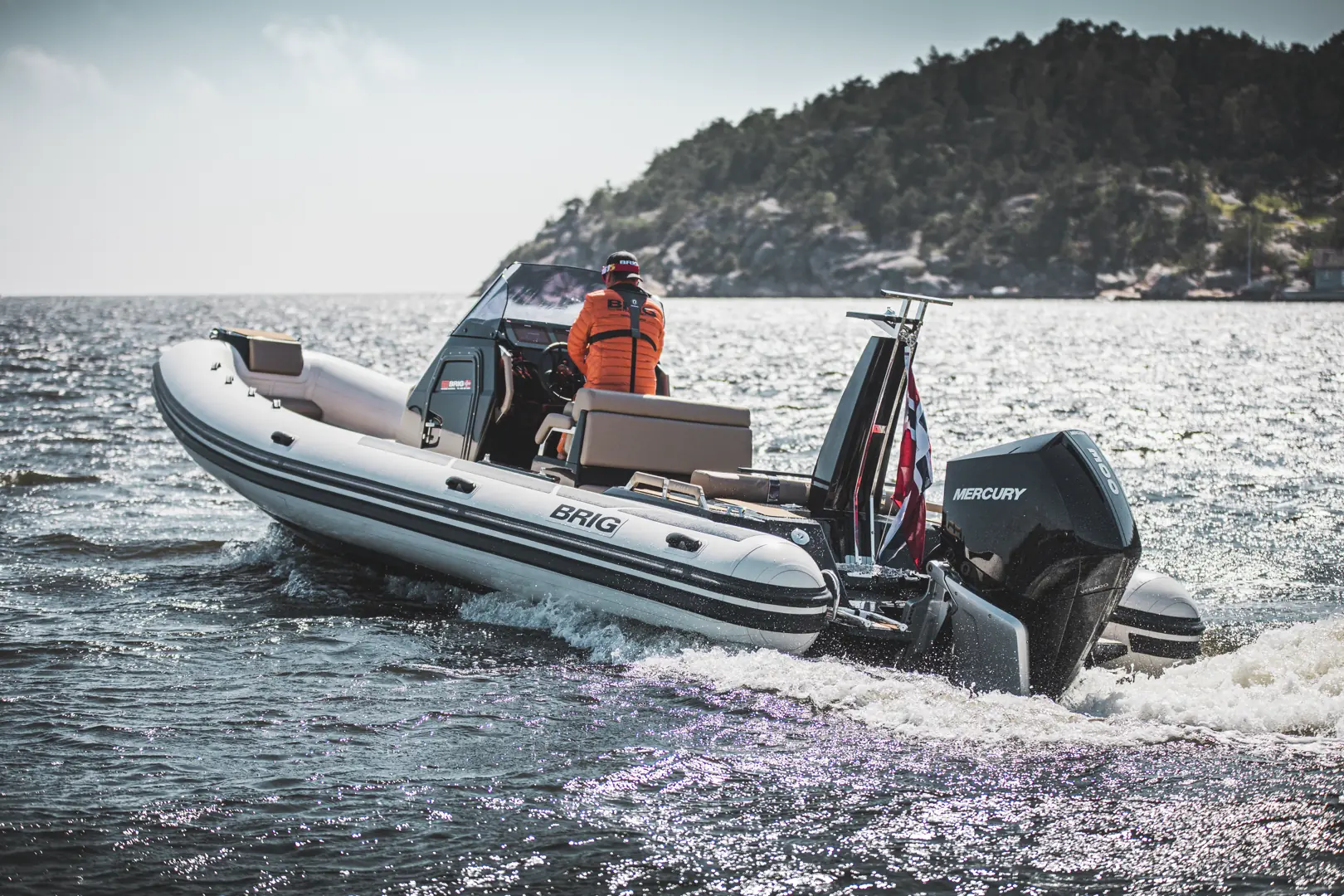 BRIG Eagle 8 har eget toalettrom og flere eksklusive og praktiske løsninger. Foto: Båtens Verden