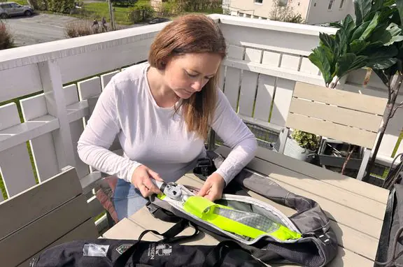 På samme måte som båten må gjøres klar for sesongen må også sikkerhetsutstyret få sin årlige sjekk. FOTO: Redningsselskapet