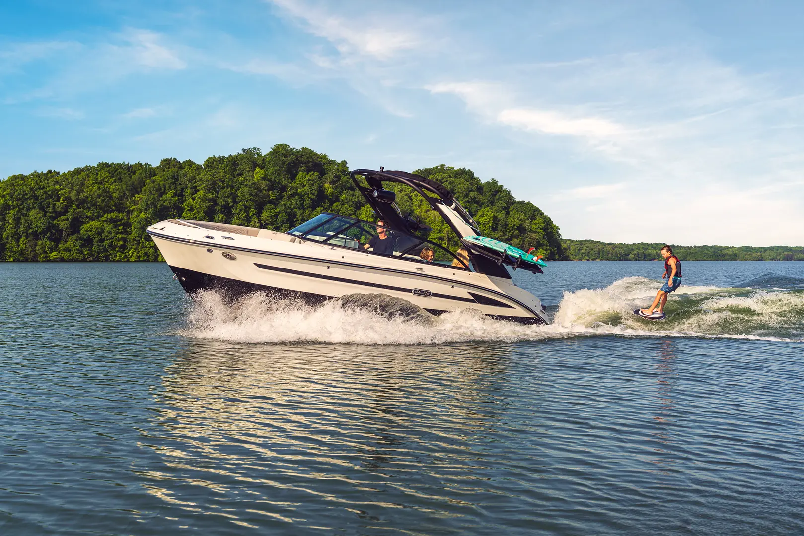 SDX 230 Surf er utstyrt med en MerCruiser 6.2L på 350 hk. Alle foto: Sea Ray