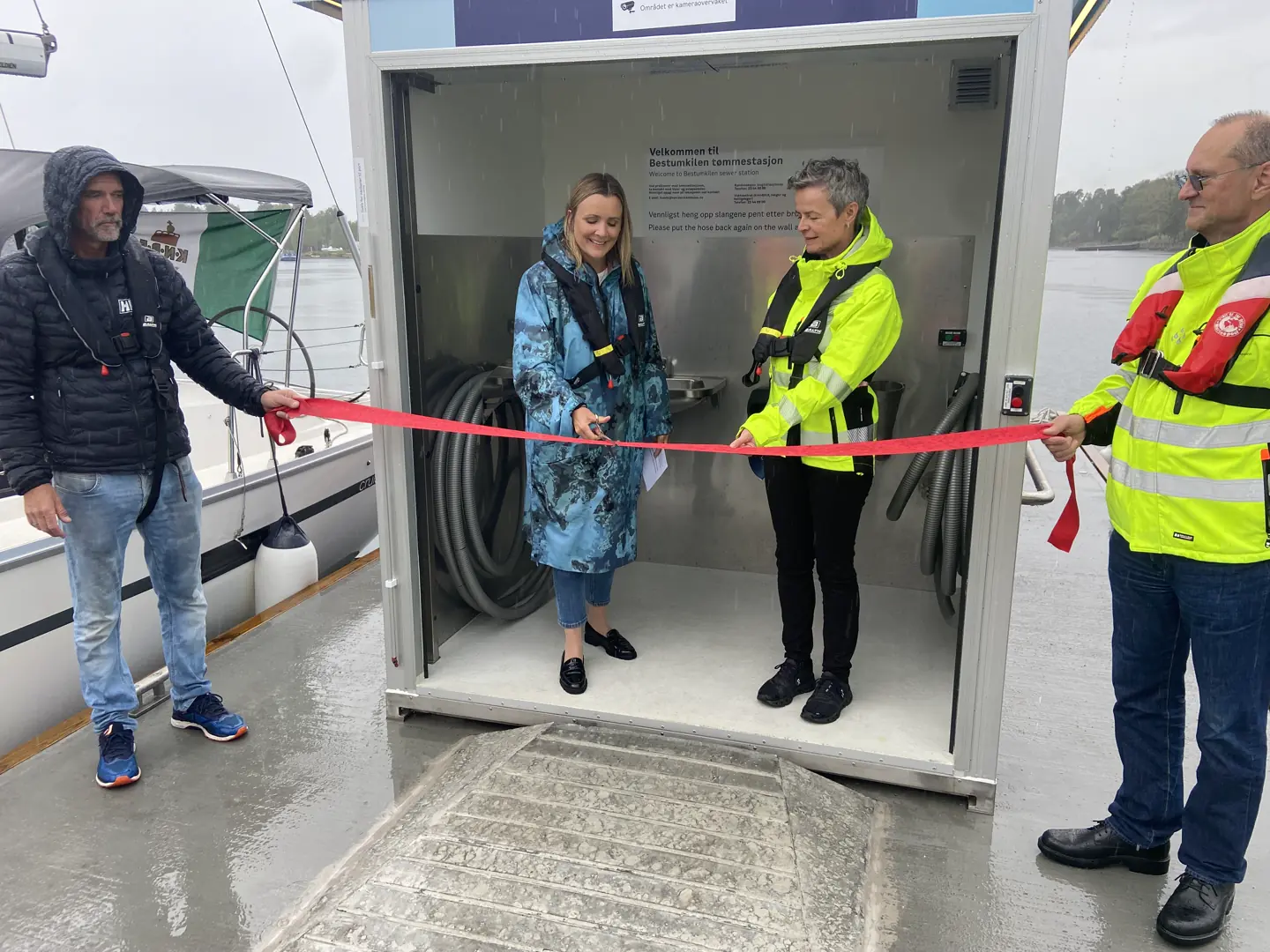 Oslos byråd for miljø og samferdsel, Marit Vea, (TV) og Dir. Maria Aursund i «Vann og avøp», foretok snorklippingen, og erklærte anlegget åpnet for bruk.