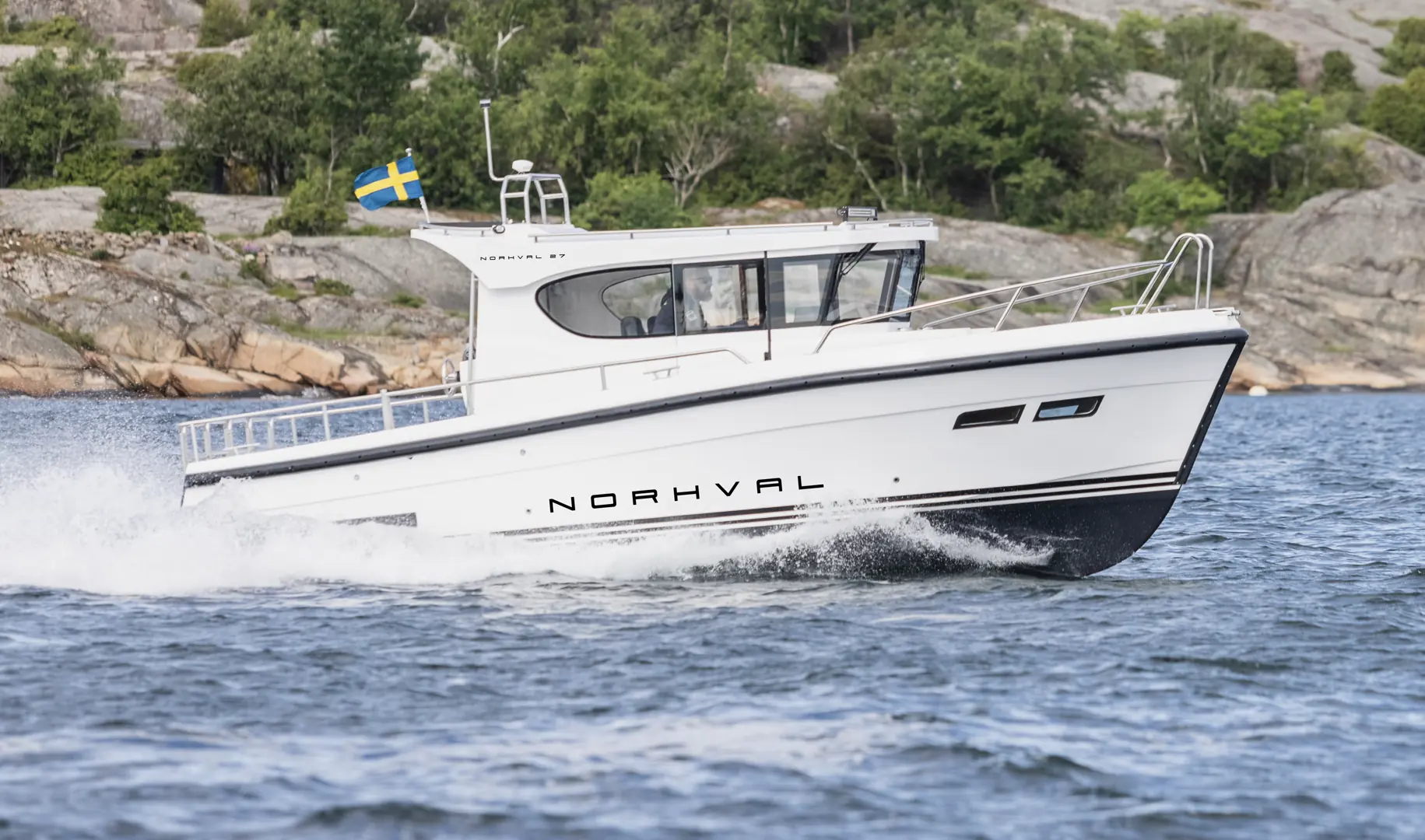 Norhval 27 er en styrhusbåt med strak aksling. Foto: Långsjö Båtbyggeri