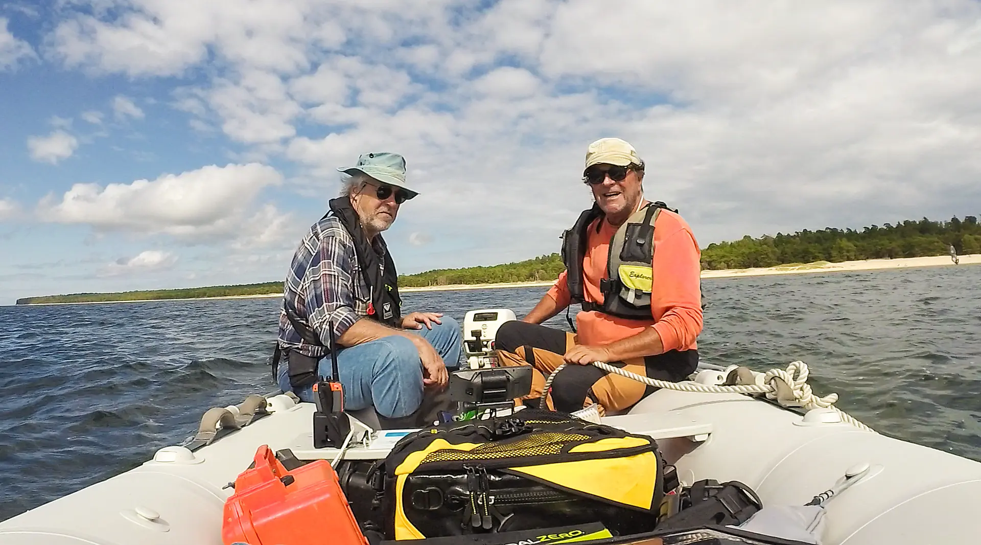 Klare til dyst: Per og Calle. Hvert år, unike turer. Her på vei mot øya "Den Blå Jungfrun". Alle foto: Per E. Tandberg