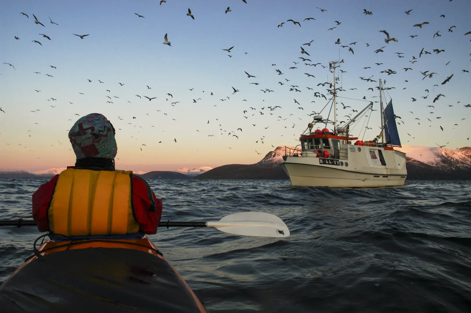 DEN KALDE FINE TIDEN: Vinteren kan by på unike opplevelser på sjøen, enten man er i større båt eller en liten kajakk. Men vannet er kaldt og dagene korte, man må tenke enda mer sikkerhet.