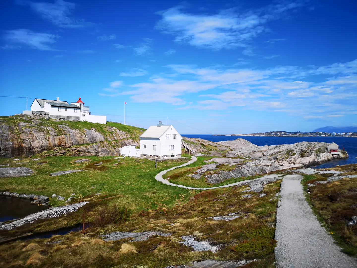 Stavenes fyrstasjon er en av fyrstasjonene Kystverket har planlagt å gjennomføre vedlikeholdsprosjekt på i 2026. Foto: Kystverket